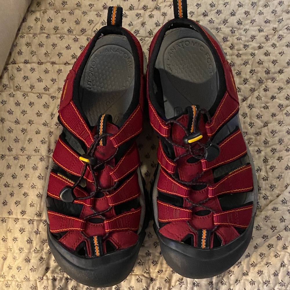 Keen Women’s size 9 Red and Black Adventure Sandals